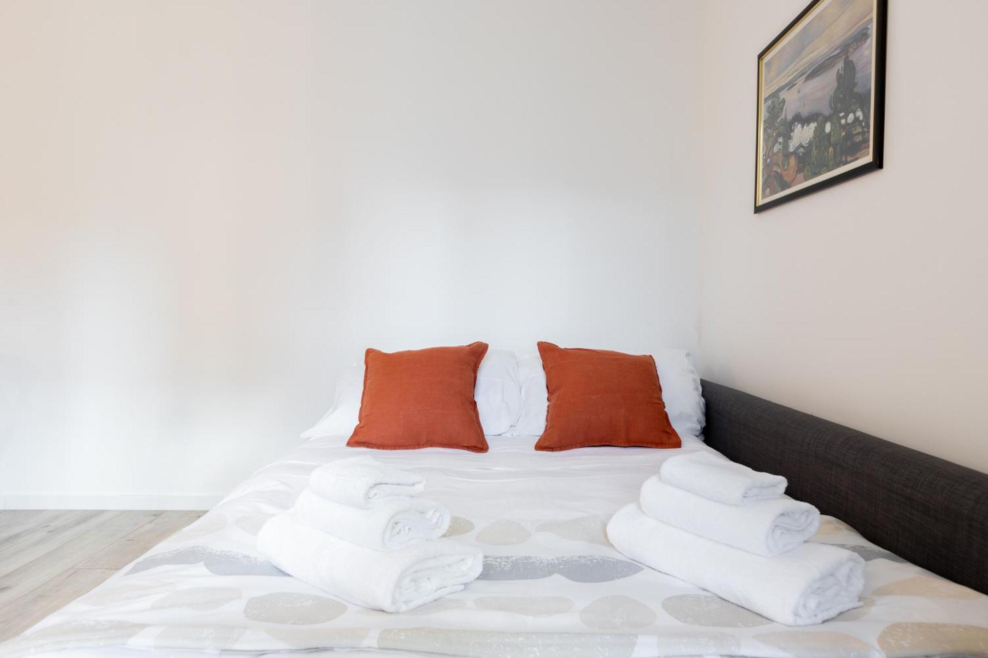 8 Min To Center - 400mt To Metroa, 4-6 Pax, 2 Bathrooms * Roma